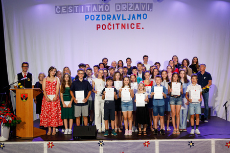 Učenci OŠ JK Brdo_skupinska fotografija